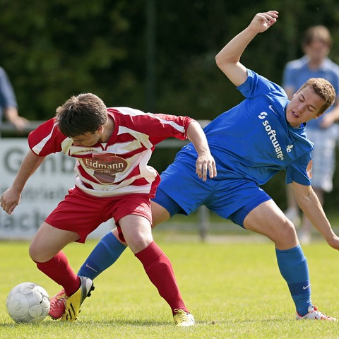 Darmstadts Nachwuchskicker Johannes Radmacher (rechts) 2014 im Verbandsliga-Spiel bei der SG Bruchköbel.