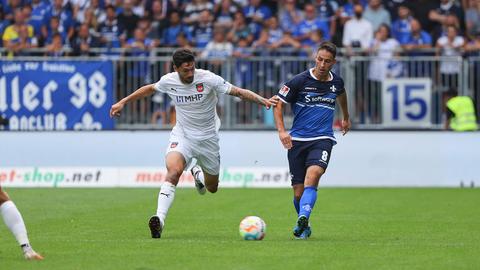 Fabian Schnellhardt kommt mit den Lilien kaum durch die Heidenheimer Abwehr durch.