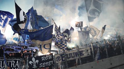 Die Lilien-Fans zünden Pyro beim Spiel in Stuttgart.