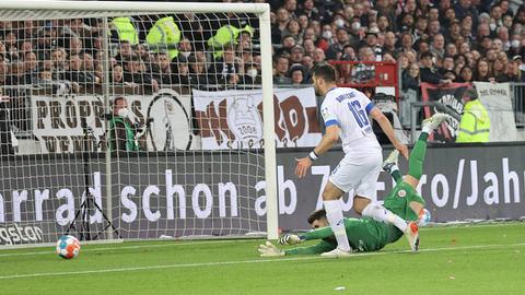 Luca Pfeiffer bringt die Lilien auf St. Pauli in Führung.