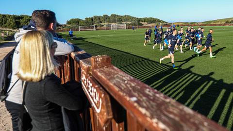 Die Lilien-Spieler laufen über den Platz in El Saler