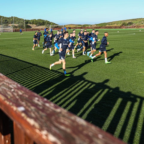 Die Lilien-Spieler laufen über den Platz in El Saler