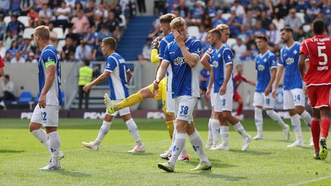 Die Lilien-Spieler sind nach einem Gegentor enttäuscht.