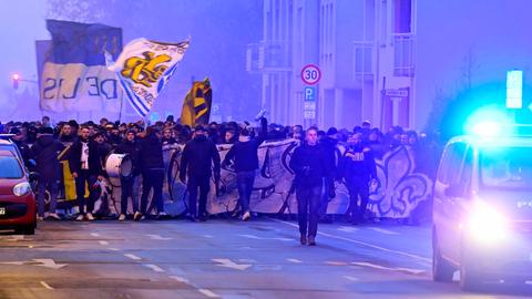 Die Fans der Lilien und der Young Boys ziehen gemeinsam zum Stadion