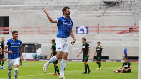 Luca Pfeiffer bejubelt sein Tor für die Lilien.
