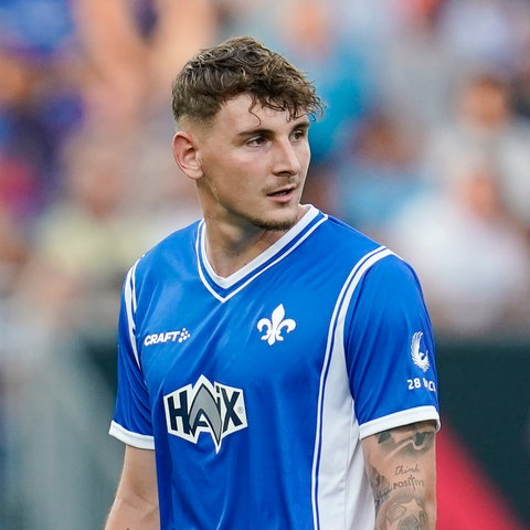 Matej Maglica hat gerade die Rote Karte gesehen und muss vom Feld.