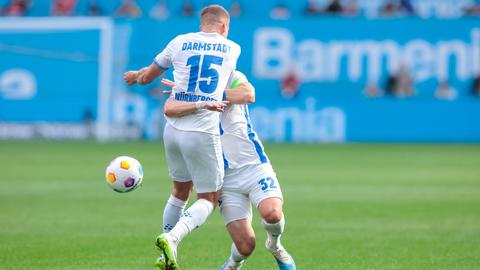 Fabian Nürnberger und Fabian Holland prallen gegeneinander.