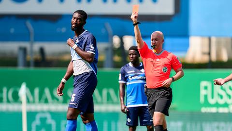 Lilien-Abwehrmann Patric Pfeiffer sieht Rot.
