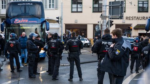 Die Polizei rückte mit einem Großaufgebot vor das Grohe Brauhaus in Darmstadt an.
