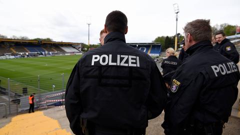 Polizisten inspizieren das Stadion am Böllenfalltor