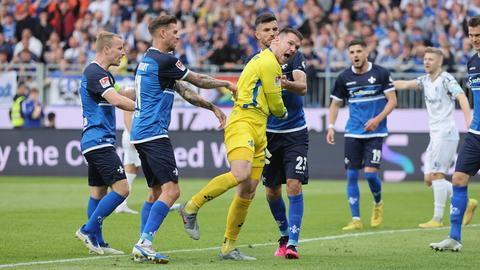 Marcel Schuhen wird von seinen Teamkameraden für eine Parade gefeiert.