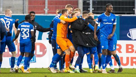 Darmstadt bejubelt das 2:0 - Torwart Schuhen mittendrin. 