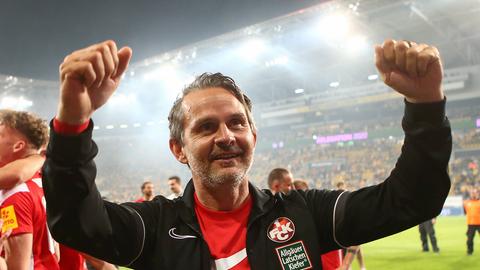 Trainer Dirk Schuster nach dem Aufstieg mit dem 1.FC Kaiserslautern