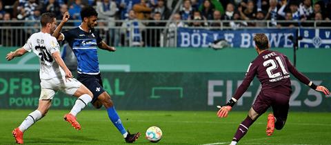 Aaron Seydel trifft im Pokal gegen Gladbach. 