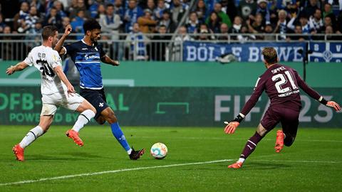 Aaron Seydel trifft im Pokal gegen Gladbach. 