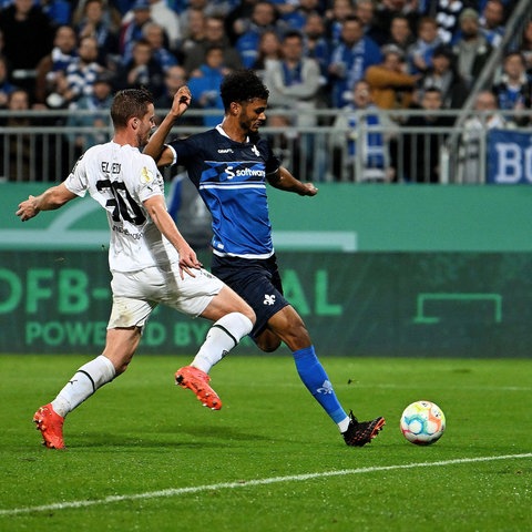 Aaron Seydel trifft im Pokal gegen Gladbach. 