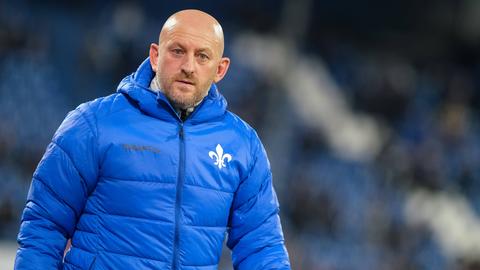 Torsten Lieberknecht mit dicker blauer Winterjacke und leerem Blick