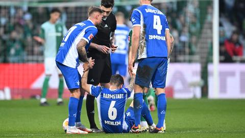 SV Darmstadt - Marvin Mehlem sitzt verletzt auf dem Boden.