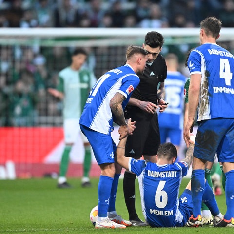 SV Darmstadt - Marvin Mehlem sitzt verletzt auf dem Boden.