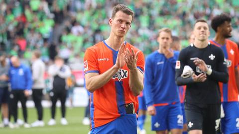 Lilien-Abwehrspieler Christoph Zimmermann klatscht in die Hände.