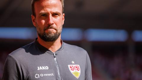 Sebastian Hoeneß in der Trainingsjacke des VfB Stuttgart