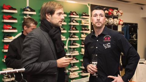 Thomas Tuchel und Dimo Wache im Jahr 2008 bei der Eröffnung eines Fan-Shops. 