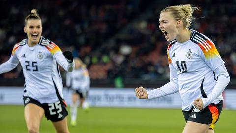 Laura Freigang jubelt über ein Tor fürs DFB-Team.