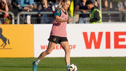 DFB-Abwehrspielerin Sophia Kleinherne. Am Ball.