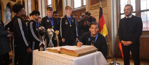 U17-Weltmeister Paris Brunner trägt sich ins Goldene Buch der Stadt ein