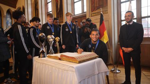 U17-Weltmeister Paris Brunner trägt sich ins Goldene Buch der Stadt ein