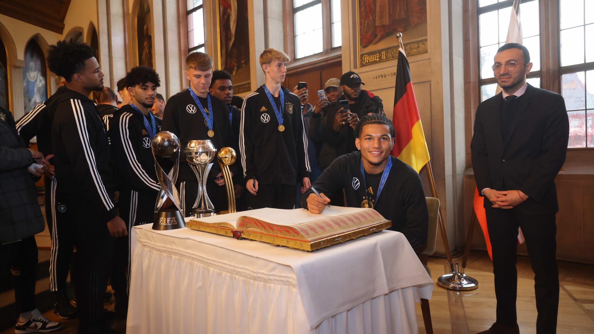 Menyambut juara dunia U-17 di Frankfurt – Presiden DFB bangga dengan ‘orang-orang hebat’ |  hessenschau.de