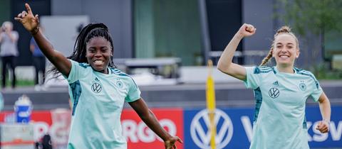 Nicole Anyomi und Sophia Kleinherne im DFB-Dress