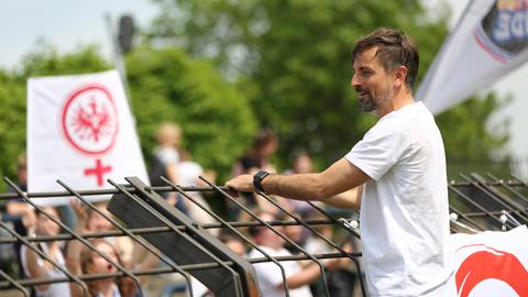 Trainer Niko Arnautis war auf den Zaun geklettert und feierte mit den Fans