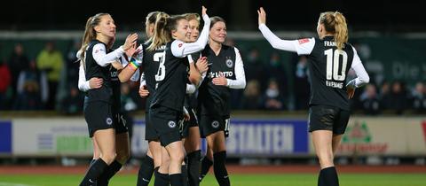 Die Spielerinnen von Eintracht Frankfurt jubeln in Bremen.