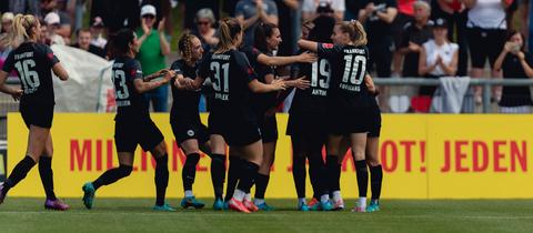 Die Eintracht Frankfurt Frauen jubeln über den Einzug in die Champions League.