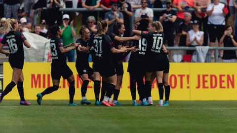 Die Eintracht Frankfurt Frauen jubeln über den Einzug in die Champions League.