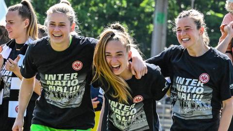 Die Eintracht Frankfurt Frauen bejubeln den Einzug in die Champions League.