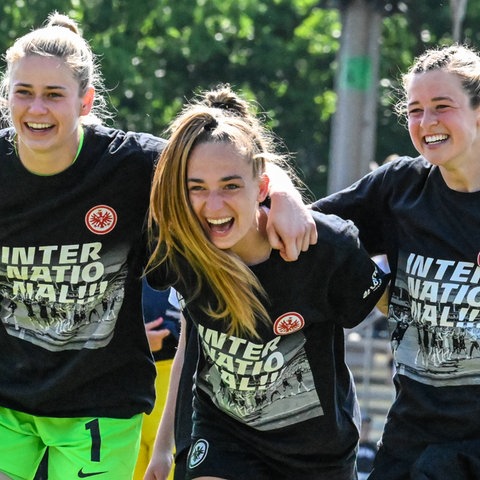 Die Eintracht Frankfurt Frauen bejubeln den Einzug in die Champions League.