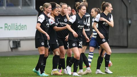 Die Frauen von Eintracht Frankfurt bejubeln gemeinsam dem Führungstreffer.