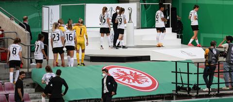 Hängende Köpfe nach der knappen 0:1-Niederlage im Pokalfinale bei den Eintracht Frankfurt Frauen.