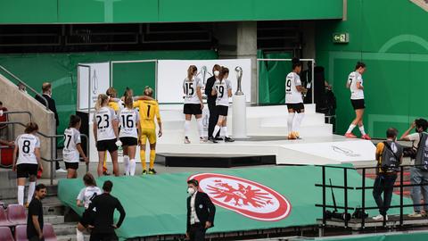 Hängende Köpfe nach der knappen 0:1-Niederlage im Pokalfinale bei den Eintracht Frankfurt Frauen.