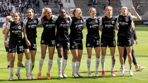 Die Spielerinnen von Eintracht Frankfurt jubeln über den Sieg gegen Wolfsburg.