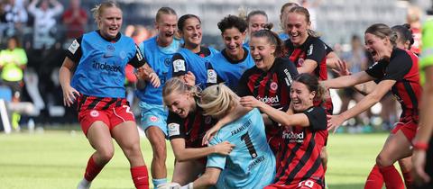 Die Eintracht-Spielerinnen feiern Torfrau Stina Johannes