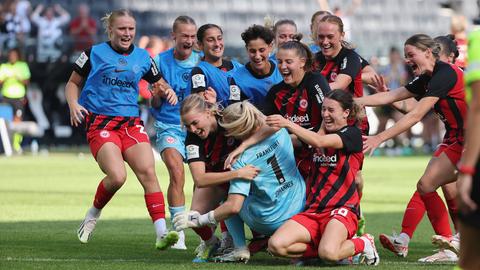 Die Eintracht-Spielerinnen feiern Torfrau Stina Johannes