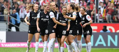 Die Eintracht-Spielerinnen bejubeln das 1:0 von Barbara Dunst in Köln.