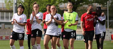 Enttäuschung bei den Eintracht Frankfurt Frauen nach dem Spiel in Leverkusen