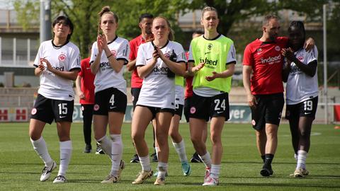 Enttäuschung bei den Eintracht Frankfurt Frauen nach dem Spiel in Leverkusen