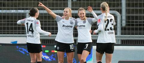 Die Eintracht Frankfurt Frauen bejubeln das Führungstor von Lara Prasnikar.