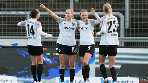 Die Eintracht Frankfurt Frauen bejubeln das Führungstor von Lara Prasnikar.