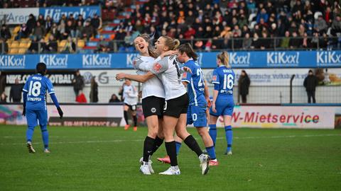 Lara Prasnikar und Laura Freigang feiern das Siegtor der Eintracht in Meppen.